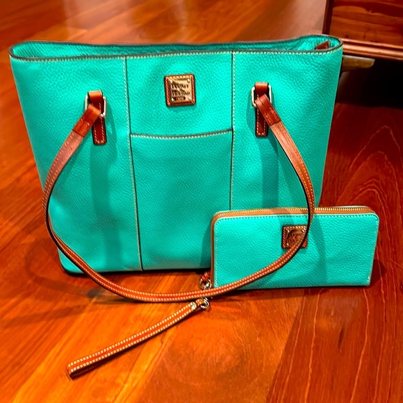 Dooney and Bourke tote with matching wallet - Picture 1 of 1